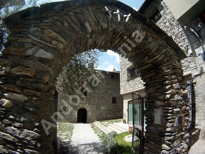 Le porche d'entrée de la Maison des Vallées d'Andorre.