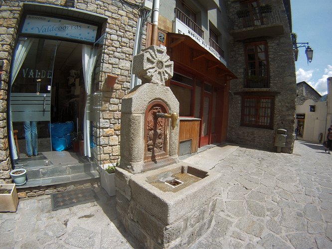 Fontaine en face de la maison des vallées, dans le vieux quartier d'Andorre-la-Vieille.
