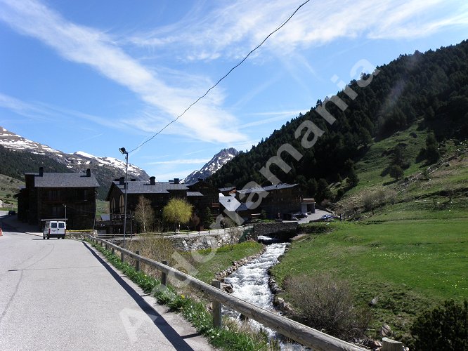La vallée d'Inclès en Andorre : Le parking en face des appartements Deu Sol.