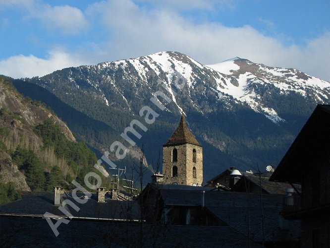 L'église Sant Corneli et Sant Cebrià d'Ordino, avec fond de montagnes enneigées.
