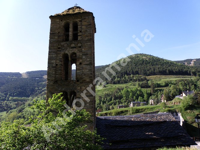 Le clocher de l'église Sant Climent de Pal, avec au fond les pistes de ski de Pal (Vallnord)